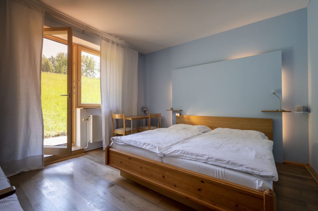Blaues Zimmer Ausgang auf die Wiese -Entspannte Tage und Nächte für Ihren Aufenthalt im Bühnenwirtshaus Juster