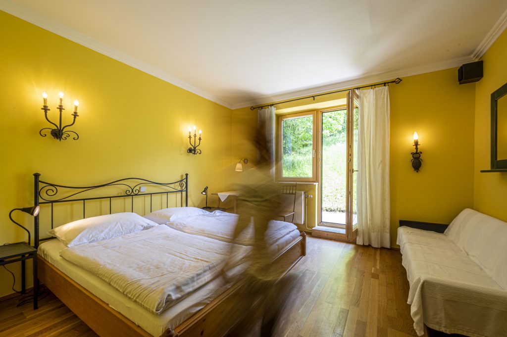 Gelbes Zimmer Ausgang auf die Wiese - Entspannte Tage und Nächte für Ihren Aufenthalt im Bühnenwirtshaus Juster