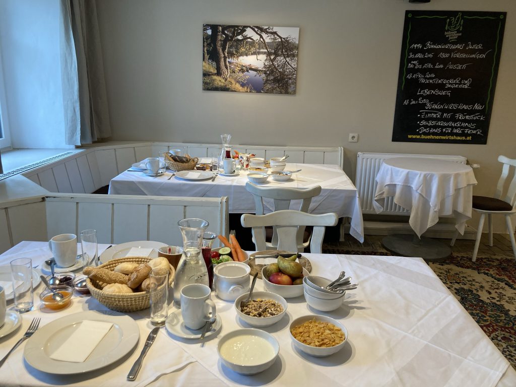 Frühstückstisch reich gedeckt - ein perfekter Start in den Tag für Ihren Ferienaufenthalt im Bühnenwirtshaus Juster