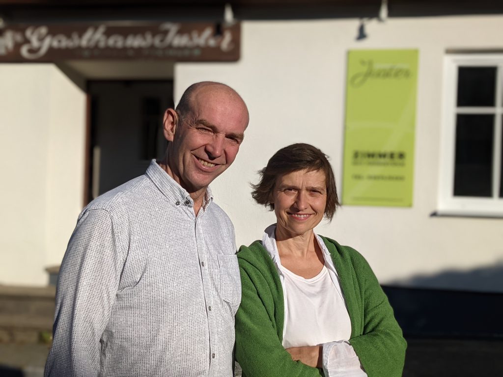 die Betreiber Dieter Juster und Regina Plail vor dem Haus