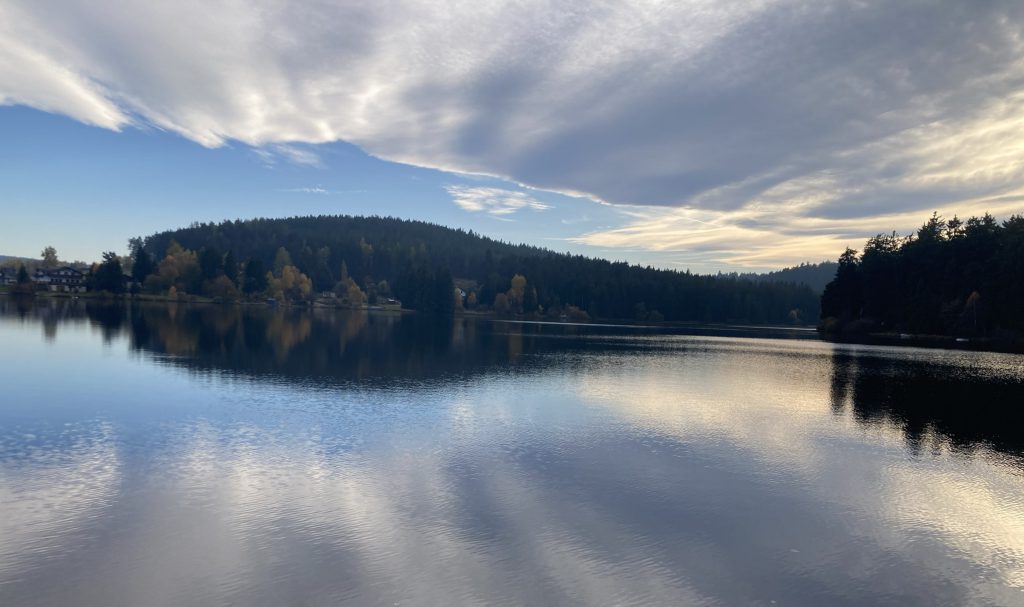 Edlesberger Teich, besondere Wolkenstimmung im November