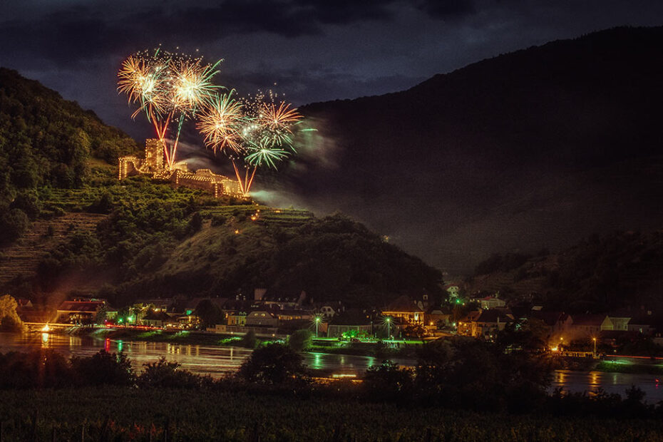 Sommernacht_Spitz mit Feuerwerk